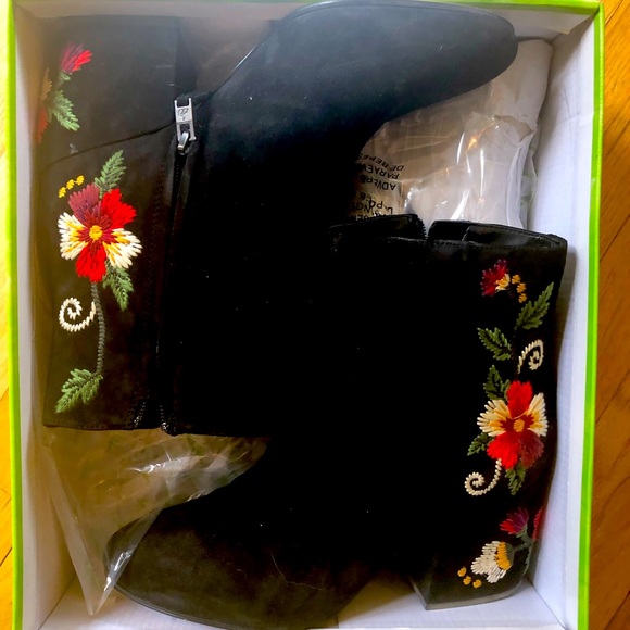 Size 8 Suede Sam Edelman ankle boots - Picture 1 of 9